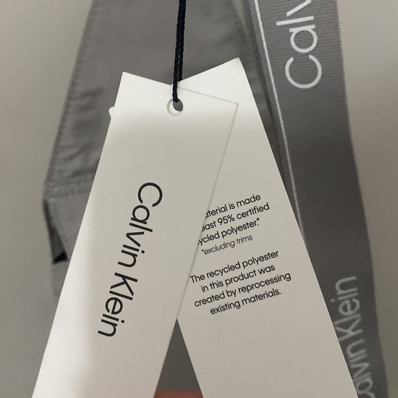 Calvin Klein unisex light gray sport flap sling bag - Picture 4 of 6